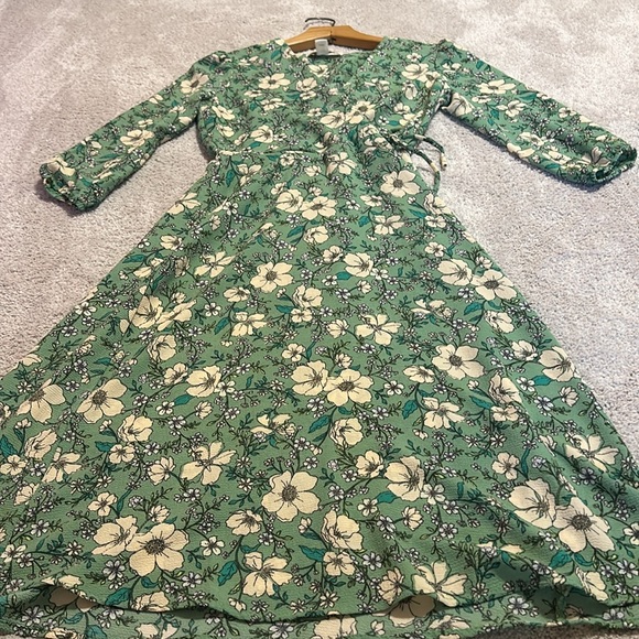 Monteau Dresses & Skirts - Monteau green v-neck midi dress